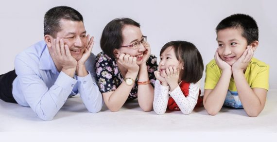 Cách tạo dáng khi chụp ảnh gia đình 4 người